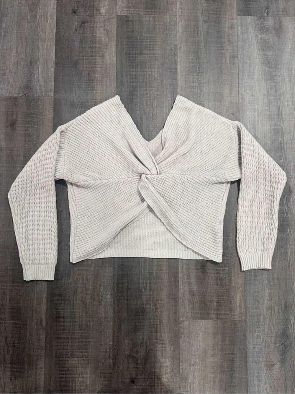 💞 Women’s Size Small Beige Chunky Cropped Twist Front V-Neck Sweater